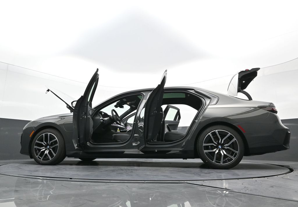 2026 BMW 7 Series 750e - Photo 43