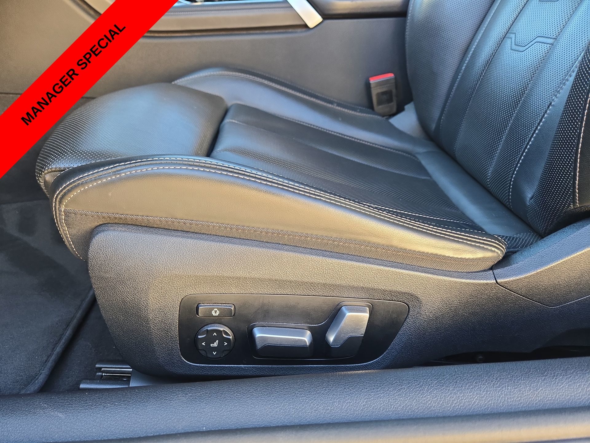 2025 BMW 8 Series 840i - Photo 17