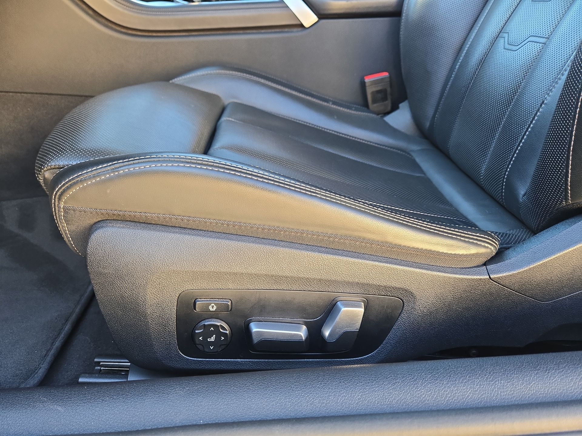2025 BMW 8 Series 840i - Photo 17