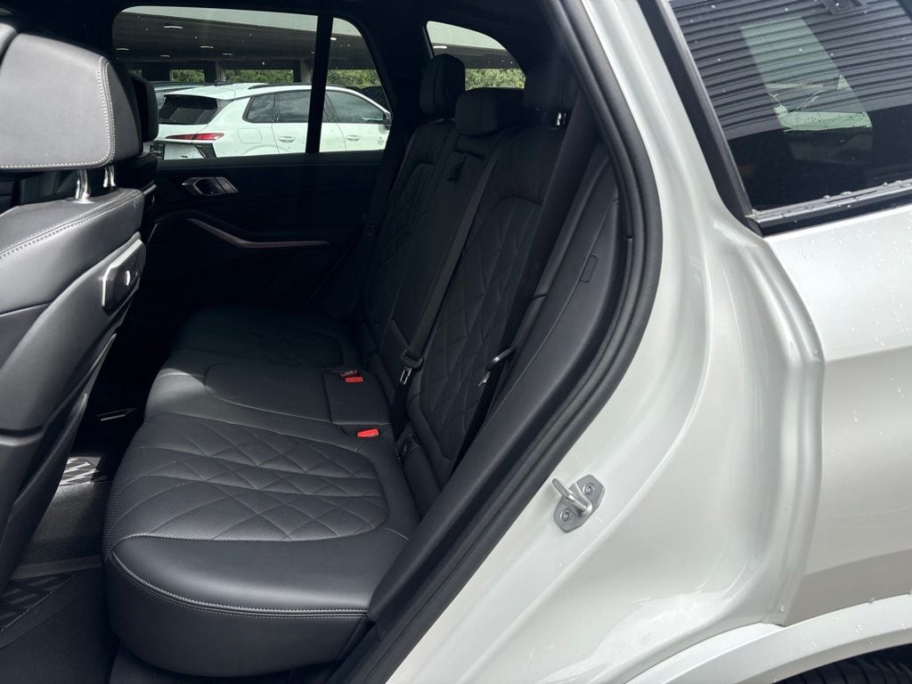 2026 BMW X5 M60i - Photo 12