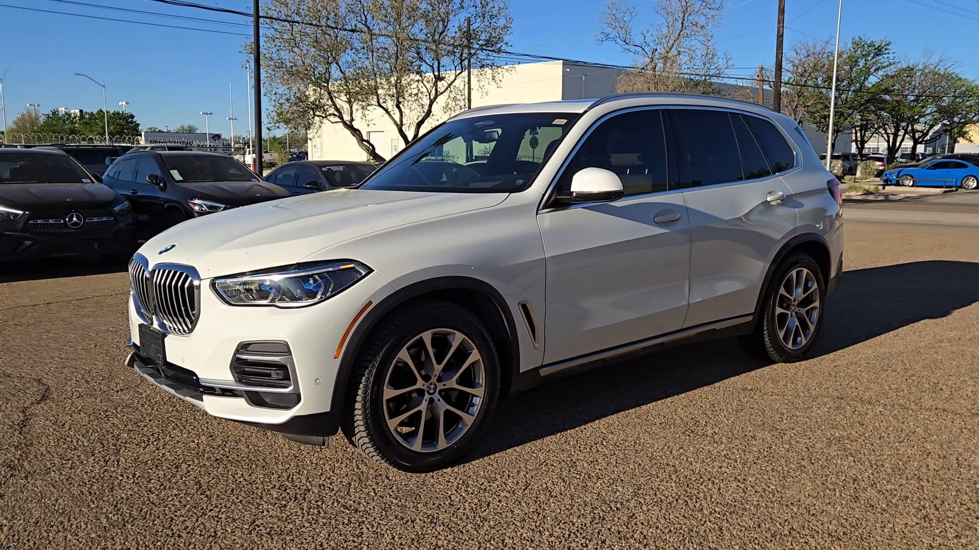 View vehicle photo 4