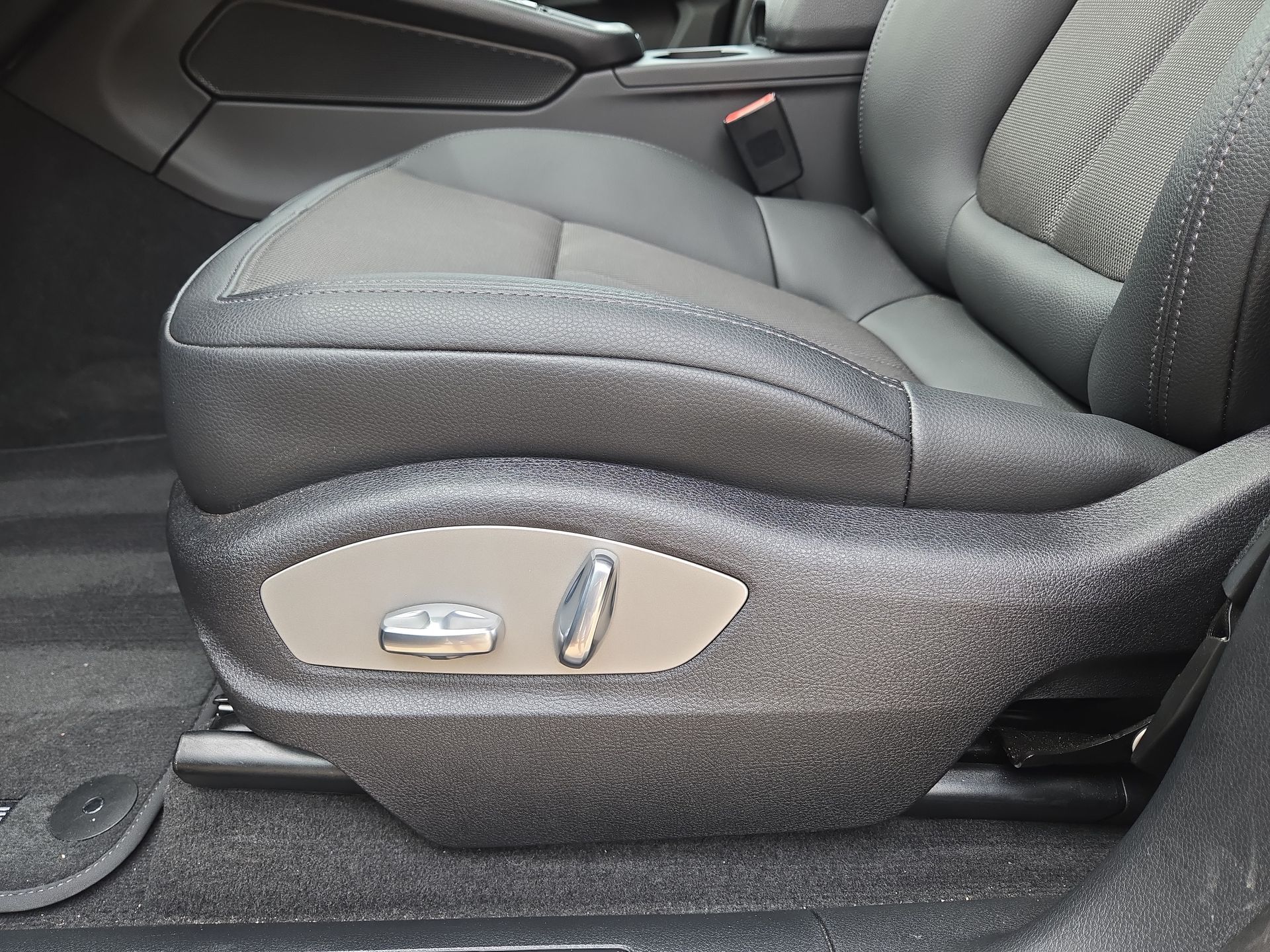 2025 Porsche Macan Base - Photo 17