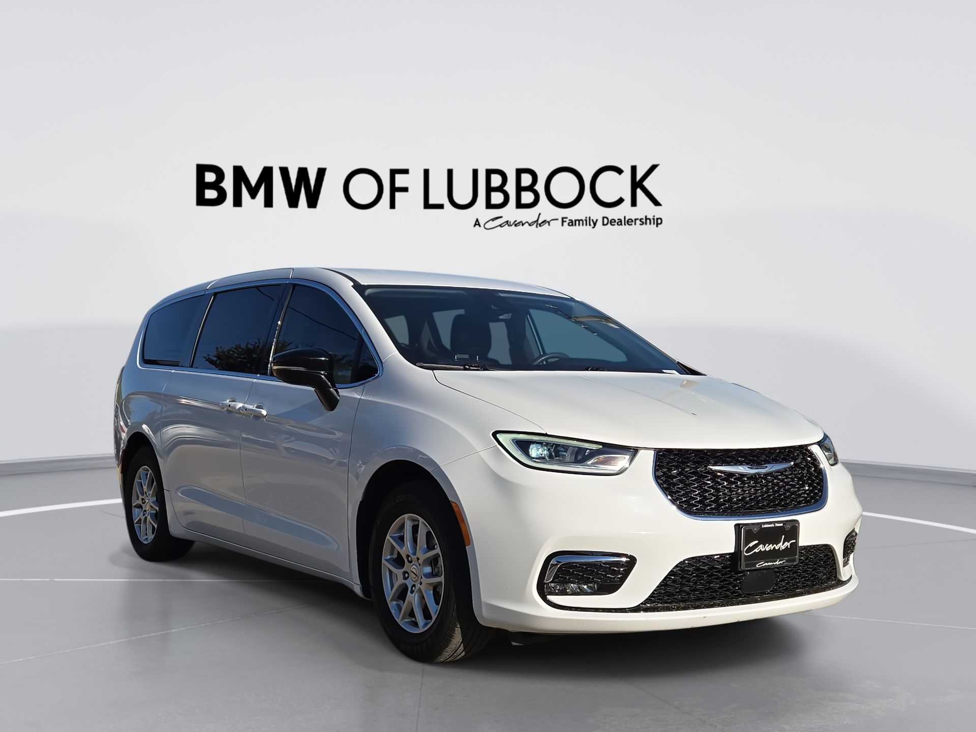 2024 Chrysler Pacifica Touring L's photo
