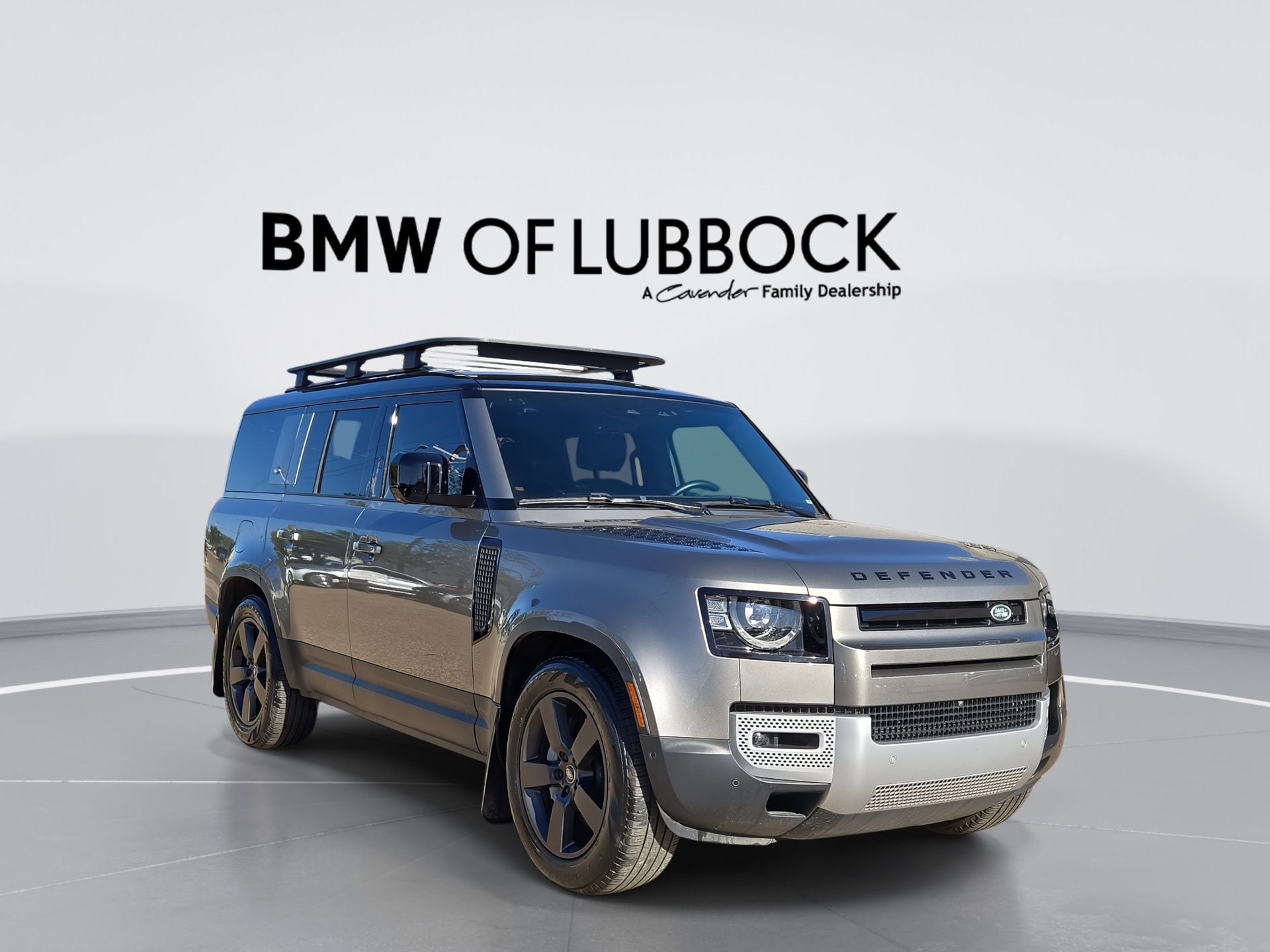 2023 Land Rover Defender SE's photo