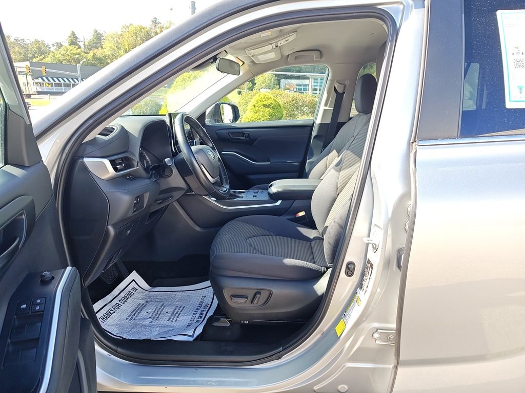 Used 2023 Toyota Highlander LE SUV