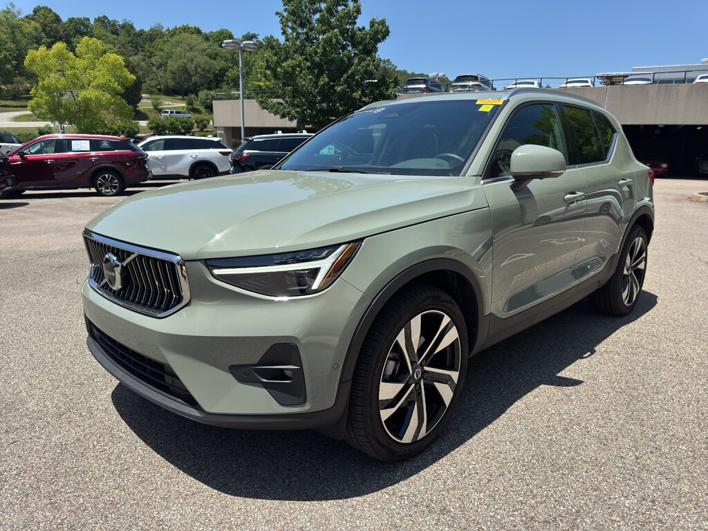 Used 2025 Volvo XC40 B5 Ultra Bright Theme SUV