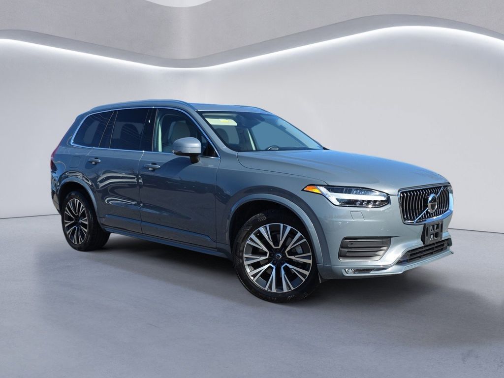 2021 Volvo XC90 Momentum's photo