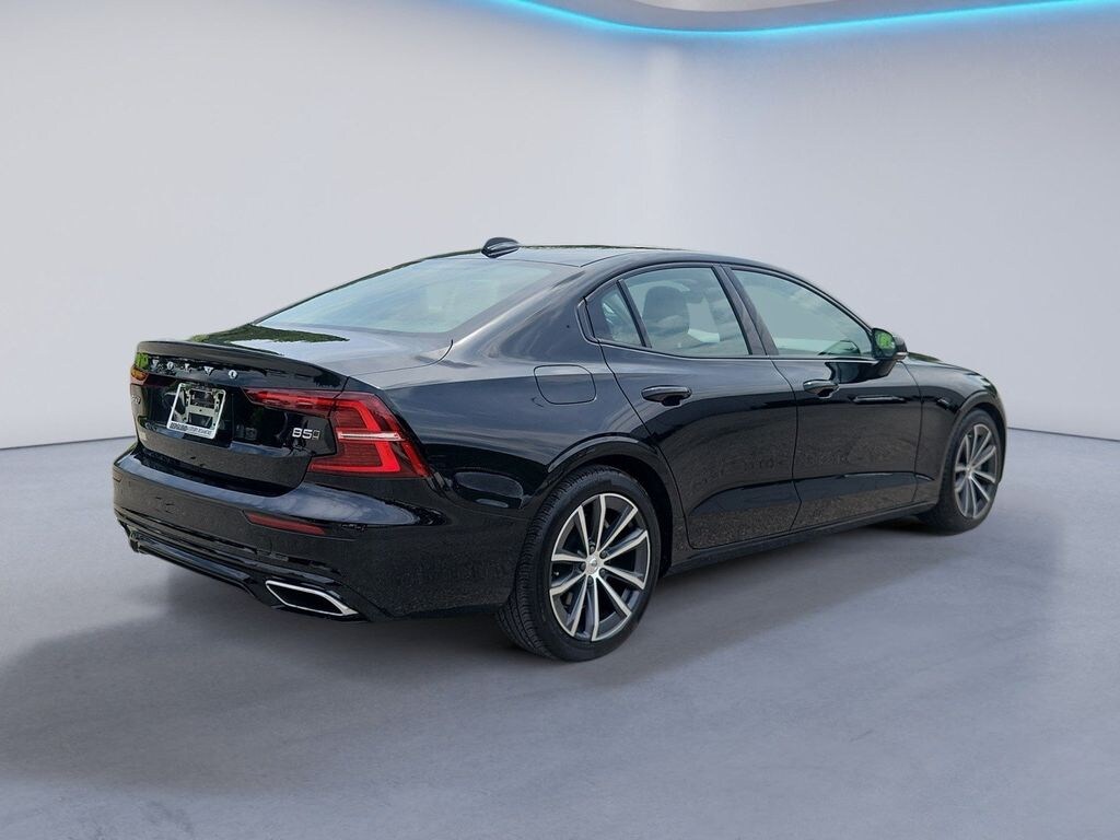 Used 2022 Volvo S60 B5 AWD Momentum Sedan