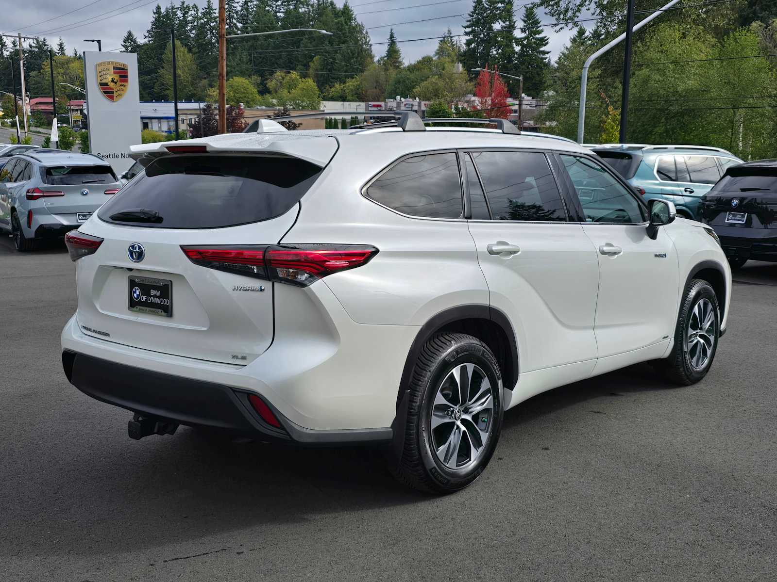 2021 Toyota Highlander Hybrid XLE photo 2