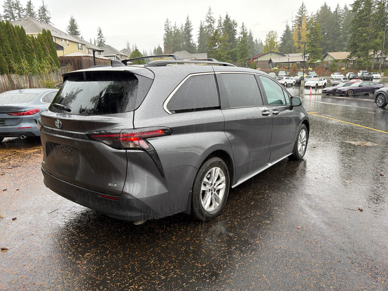 2025 Toyota Sienna XLE photo 3