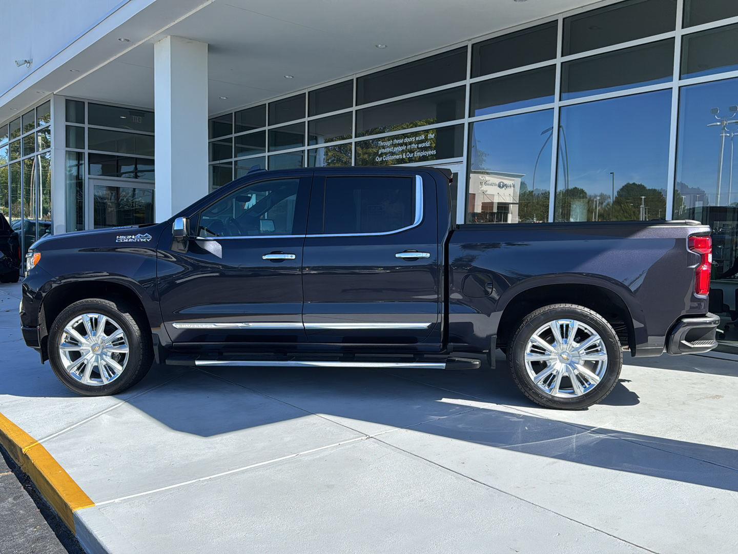 2023 Chevrolet Silverado 1500 High Country photo 3
