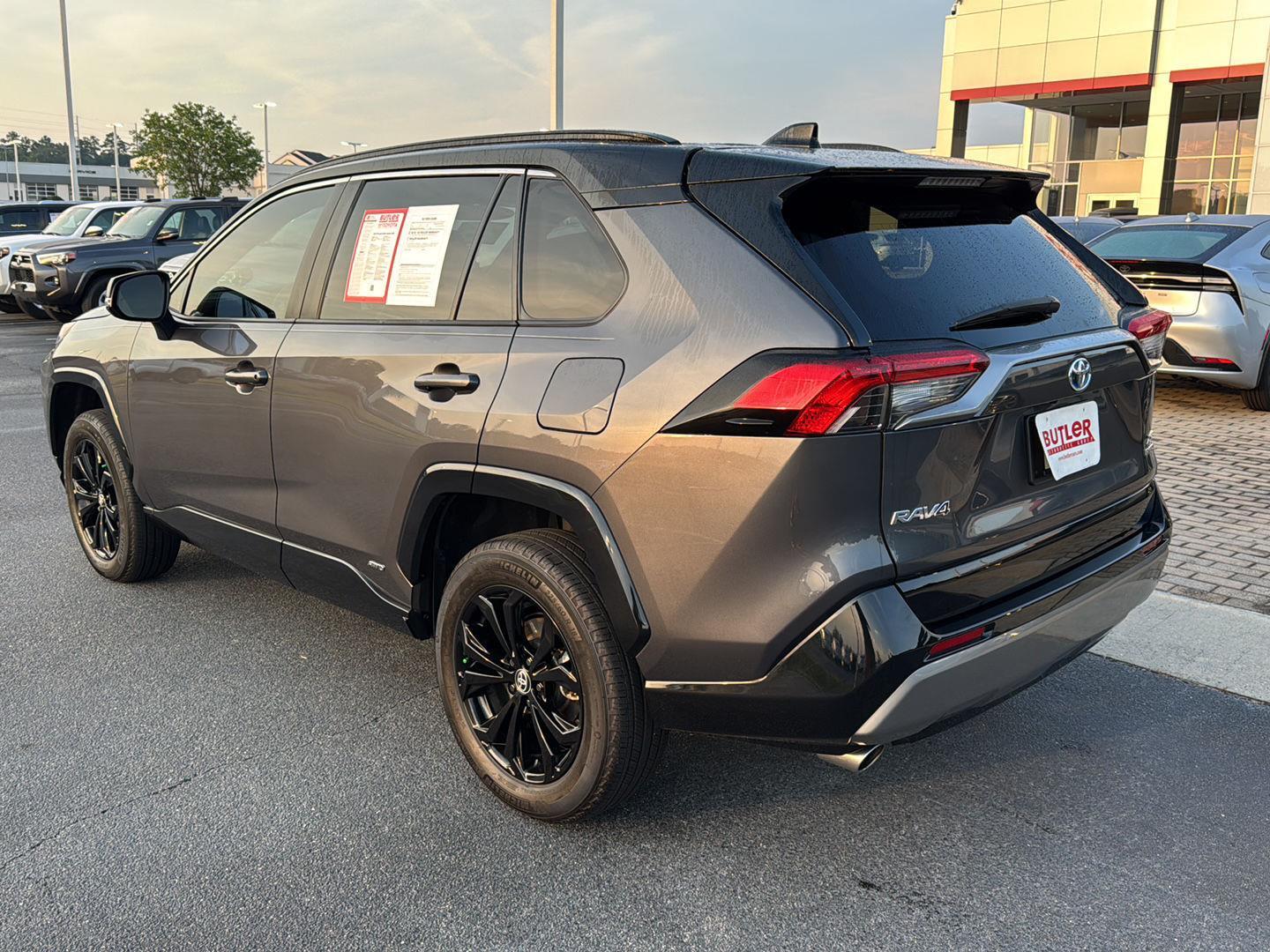 2023 Toyota RAV4 Hybrid XSE photo 3