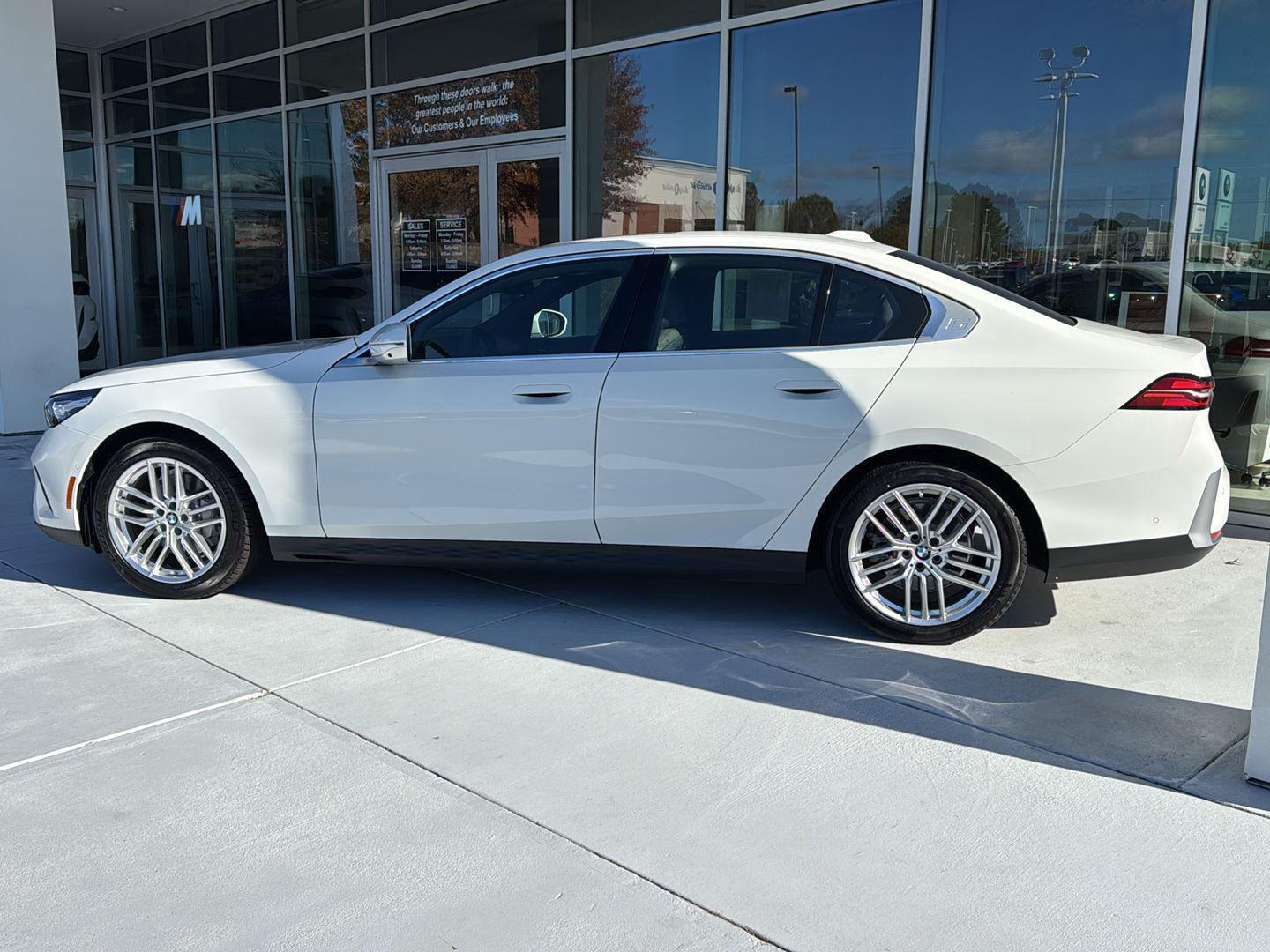 2025 Bmw 530i Sedan photo 3