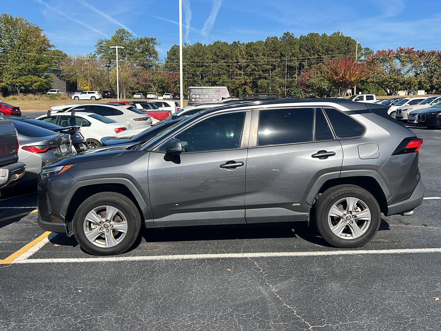 2022 Toyota RAV4 Hybrid XLE photo 3