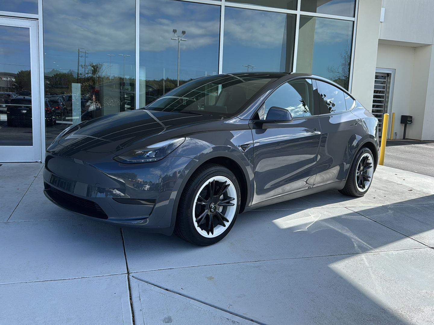 2023 Tesla Model Y Long Range photo 2