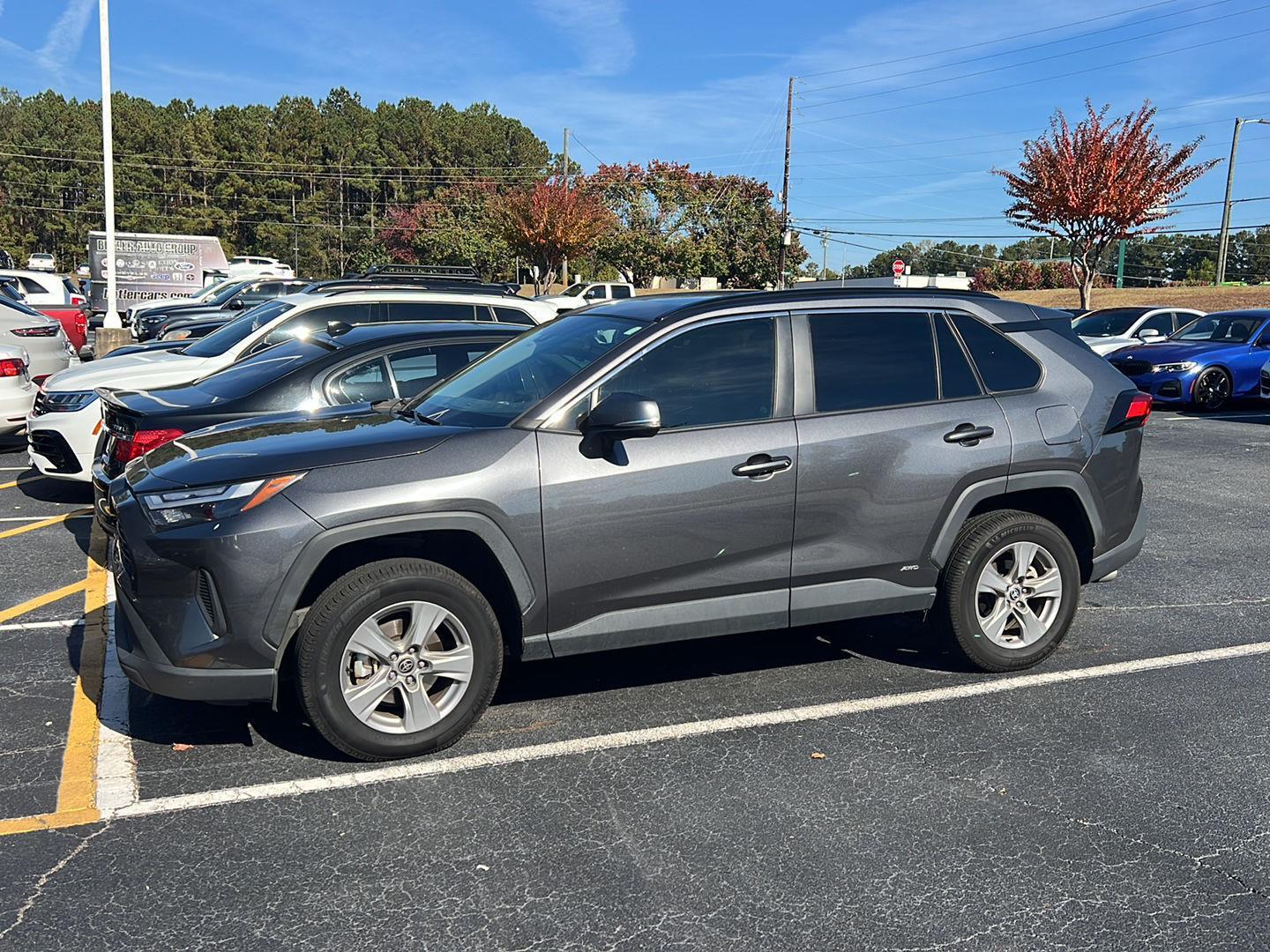 2022 Toyota RAV4 Hybrid XLE photo 2