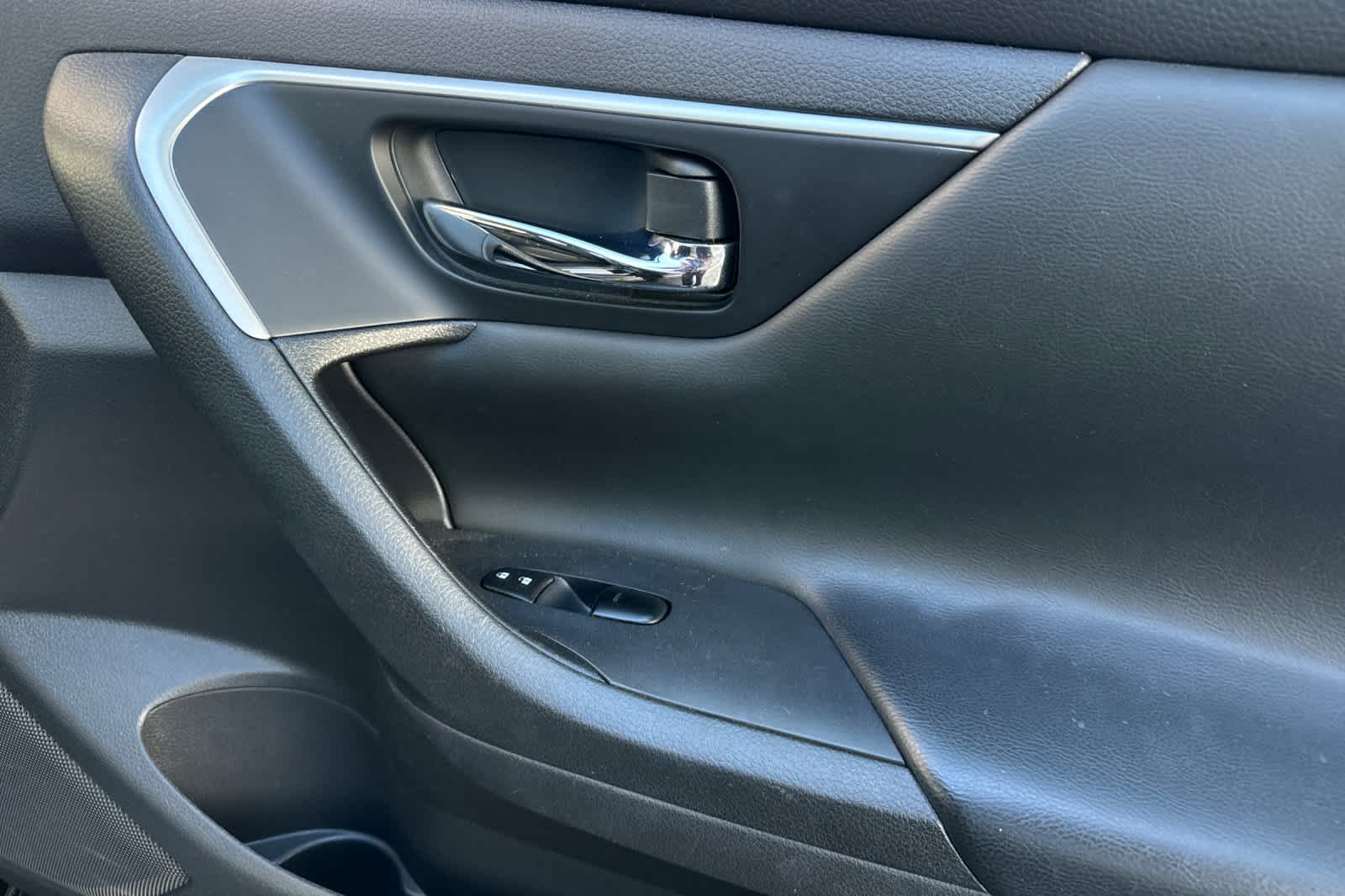 Thumbnail: 2016 Nissan Altima - 16