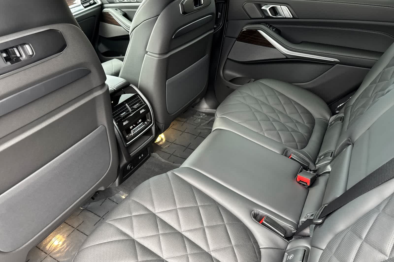 Thumbnail: 2026 BMW X7 - 15