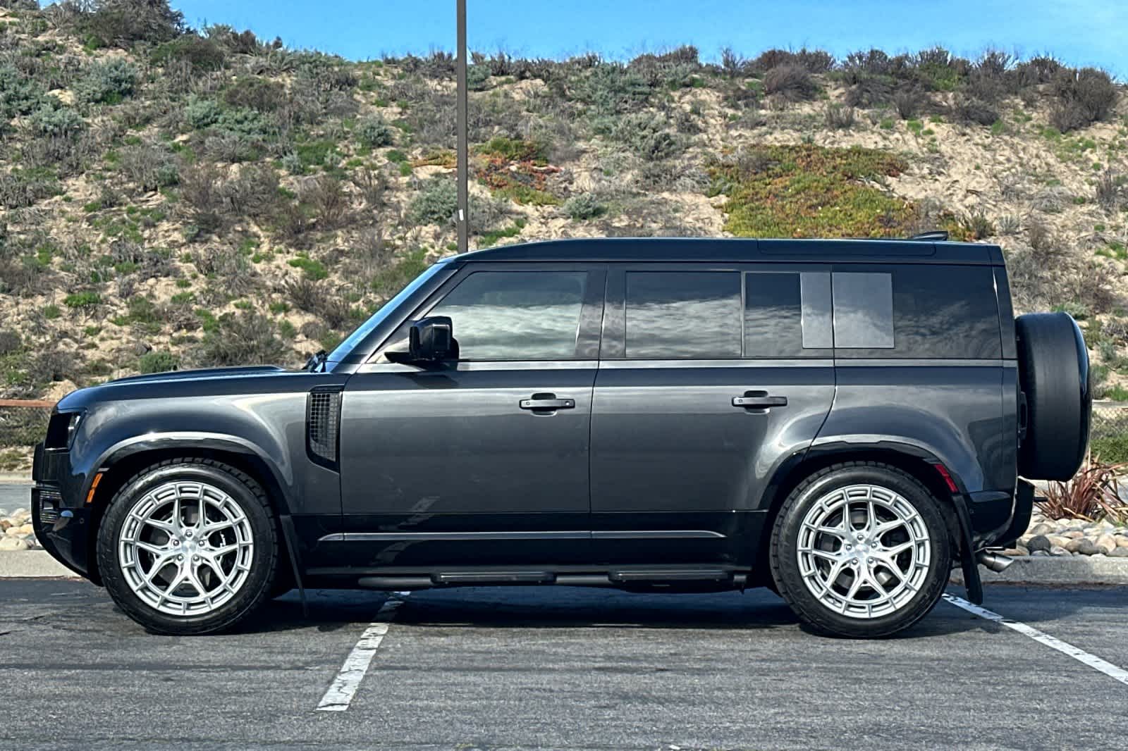Thumbnail: 2025 Land Rover Defender - 9