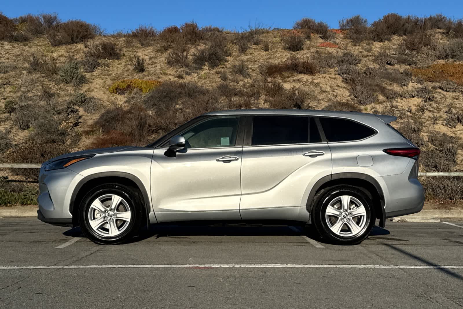 Thumbnail: 2023 Toyota Highlander - 9