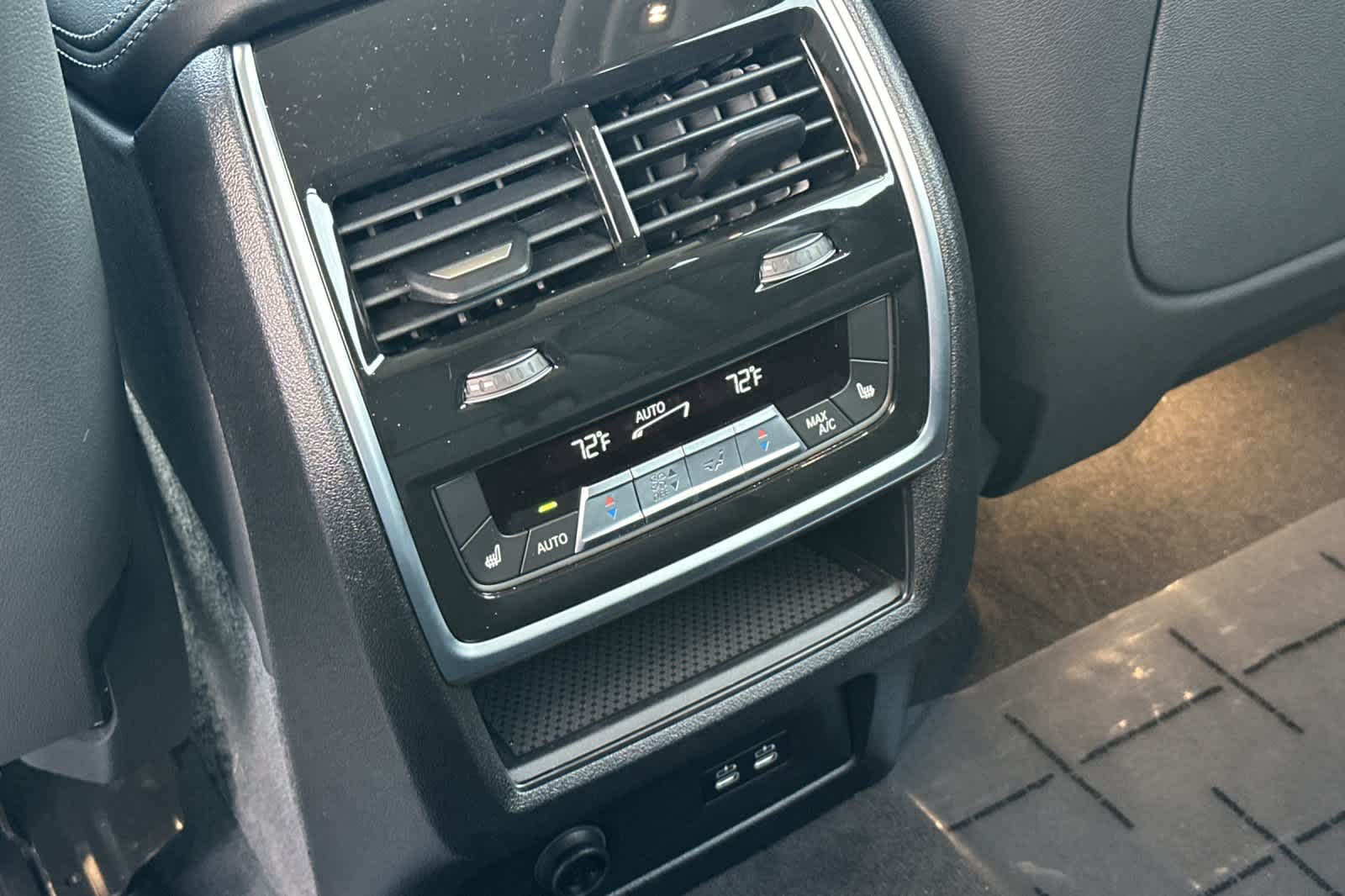 Thumbnail: 2026 BMW X7 - 16