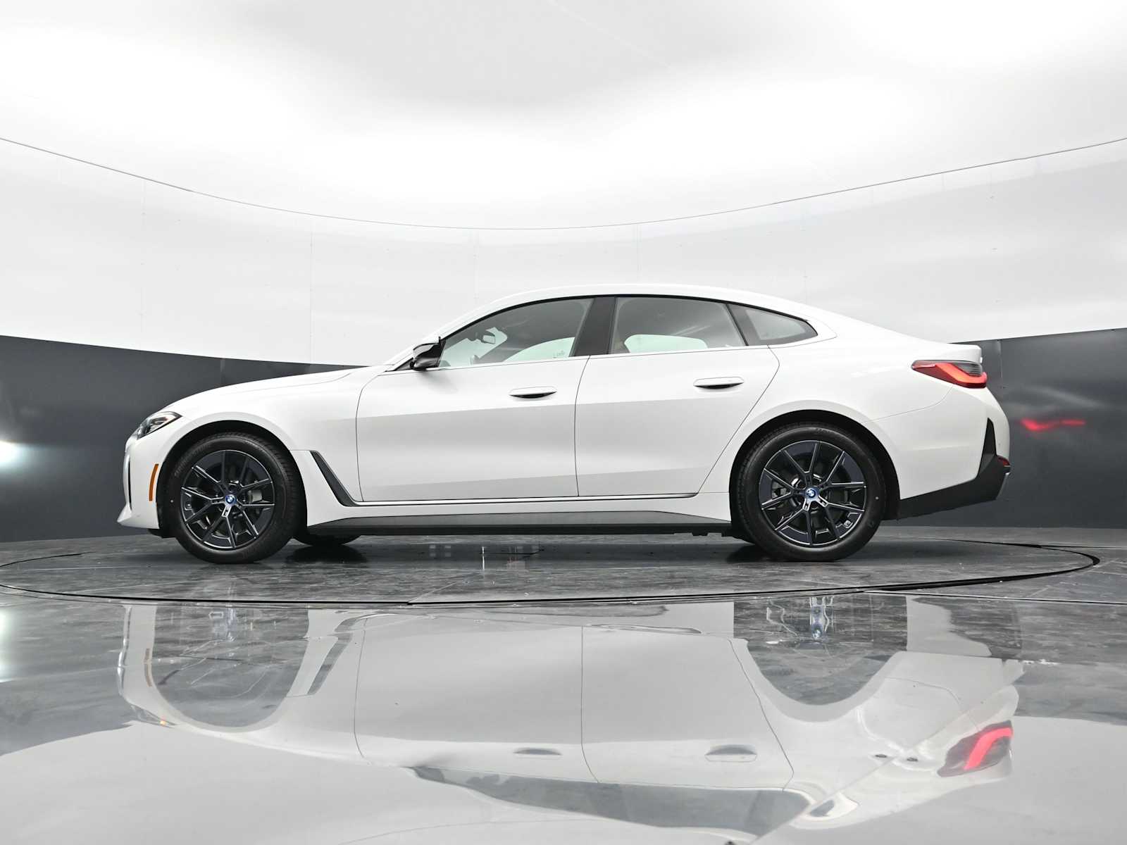 Thumbnail: 2023 BMW i4 - 32