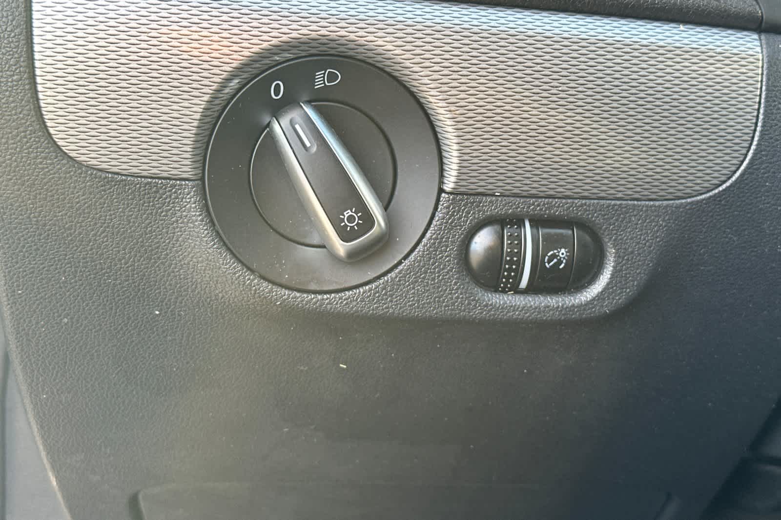 Thumbnail: 2015 Volkswagen Jetta - 30