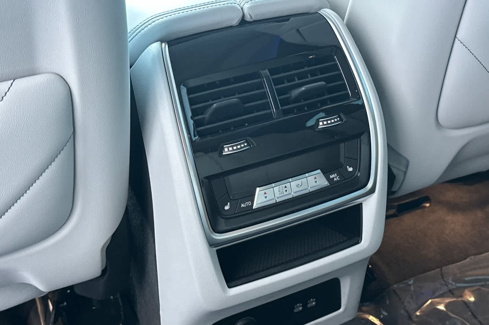 Thumbnail: 2026 BMW XM - 16