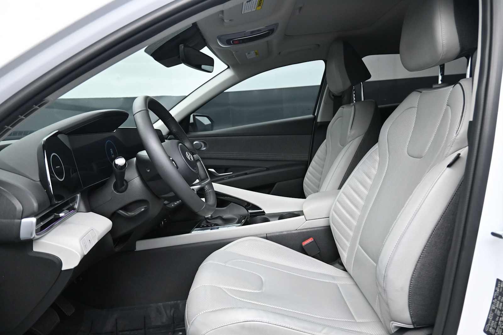 2024 Hyundai Elantra Limited - Photo 11
