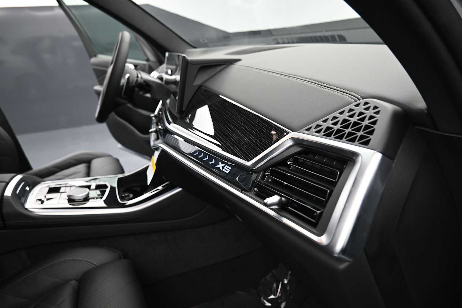 Thumbnail: 2026 BMW X5 - 16