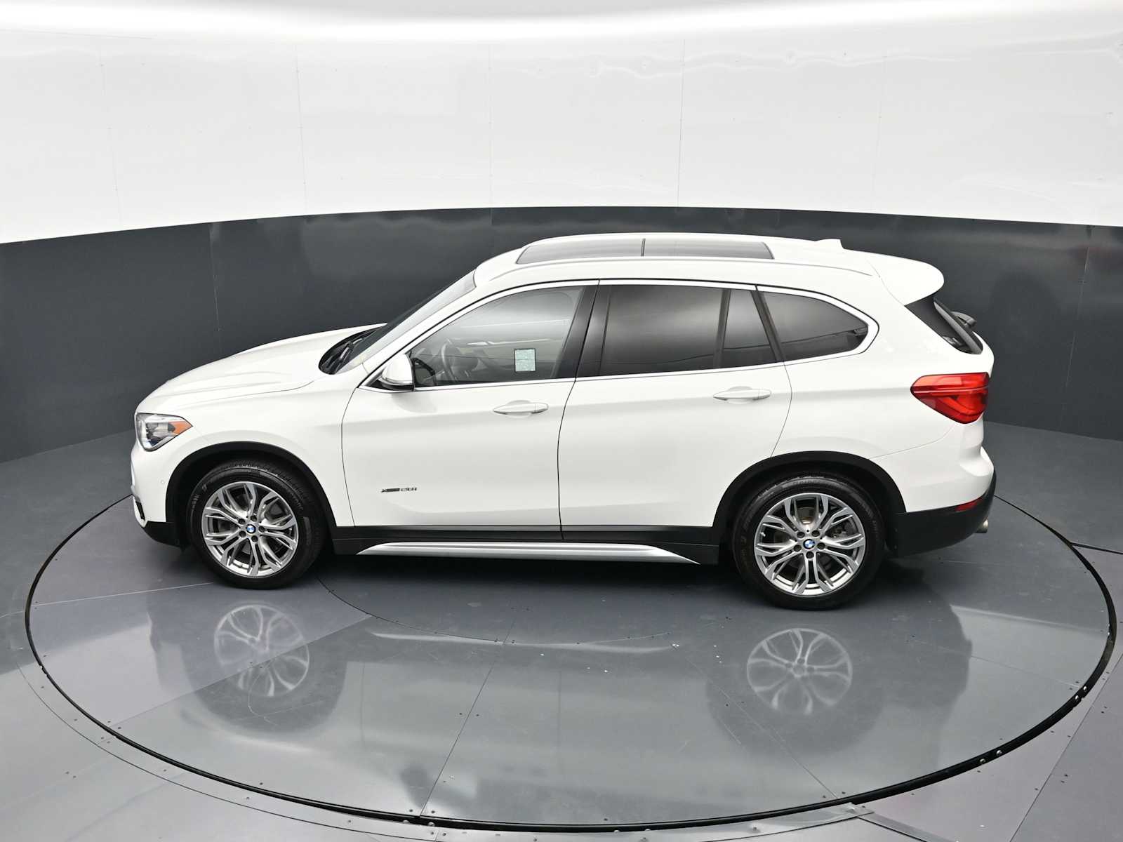 Thumbnail: 2016 BMW X1 - 23