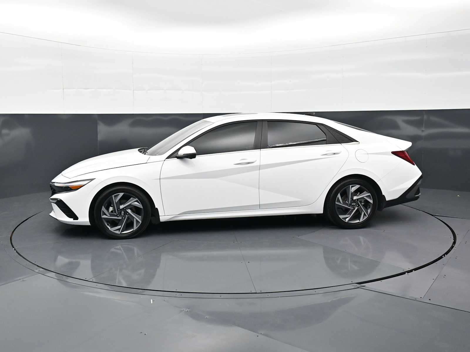 2024 Hyundai Elantra Limited - Photo 8