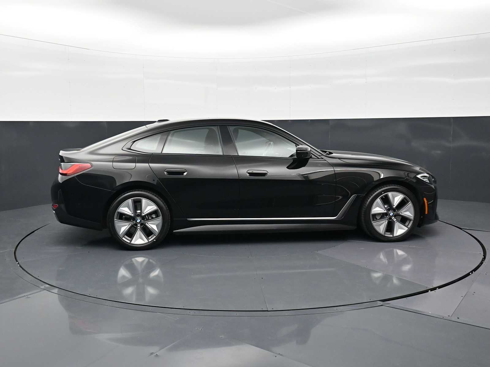 Thumbnail: 2023 BMW i4 - 4