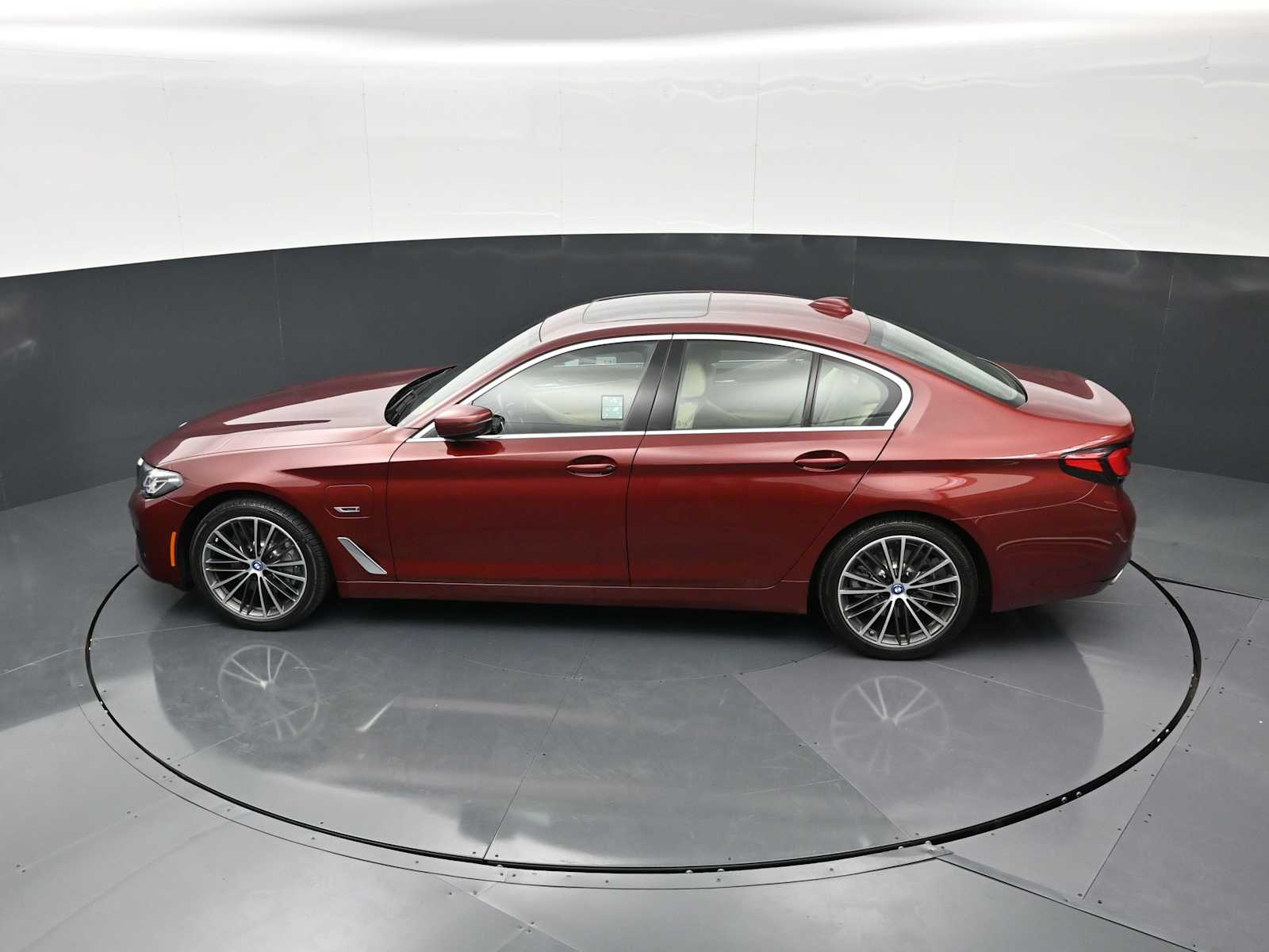 Thumbnail: 2023 BMW 5 Series - 22