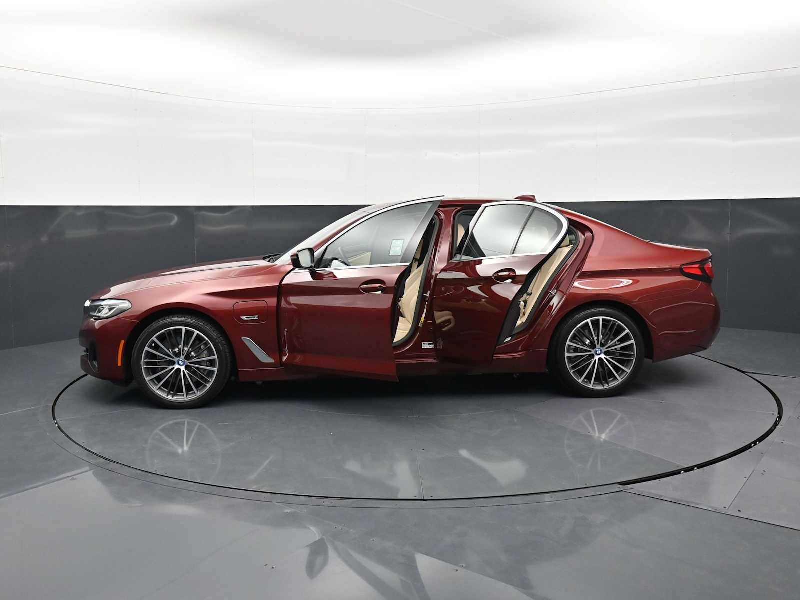 Thumbnail: 2023 BMW 5 Series - 34