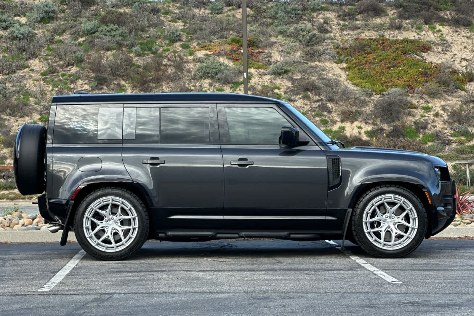 Thumbnail: 2025 Land Rover Defender - 6