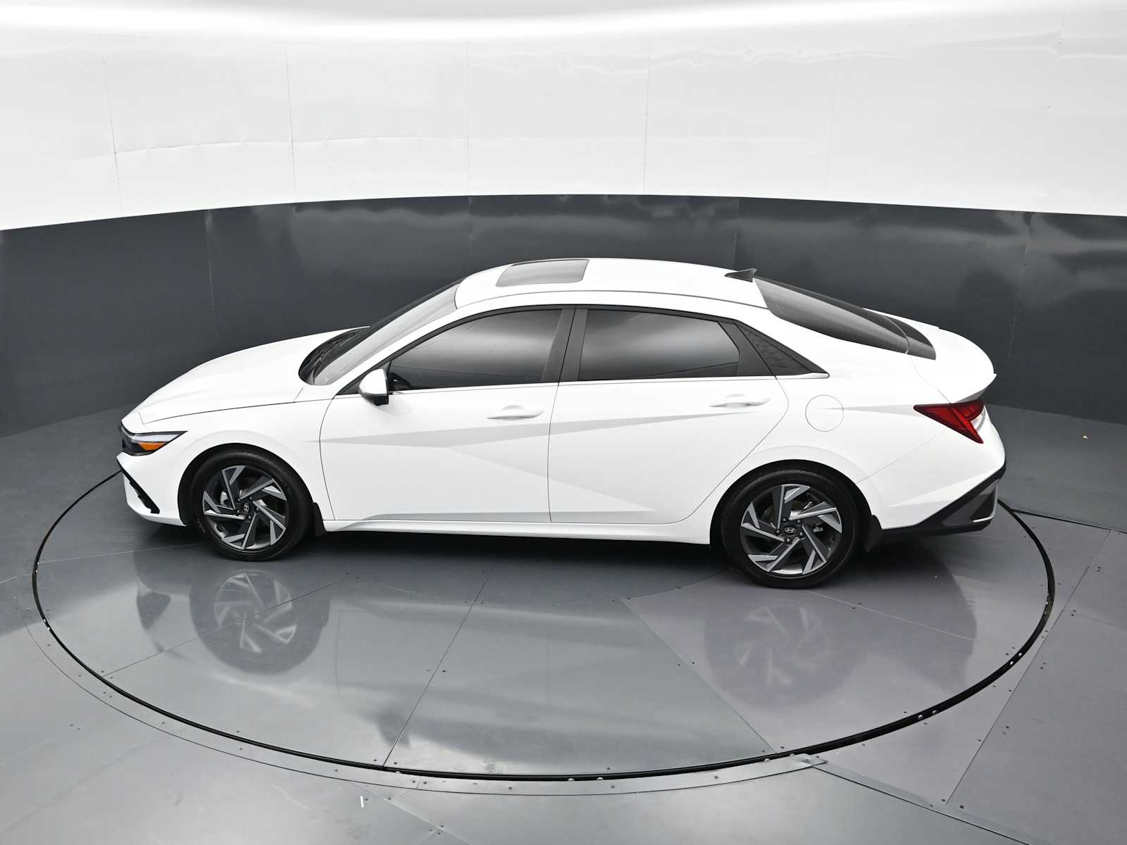 2024 Hyundai Elantra Limited - Photo 24