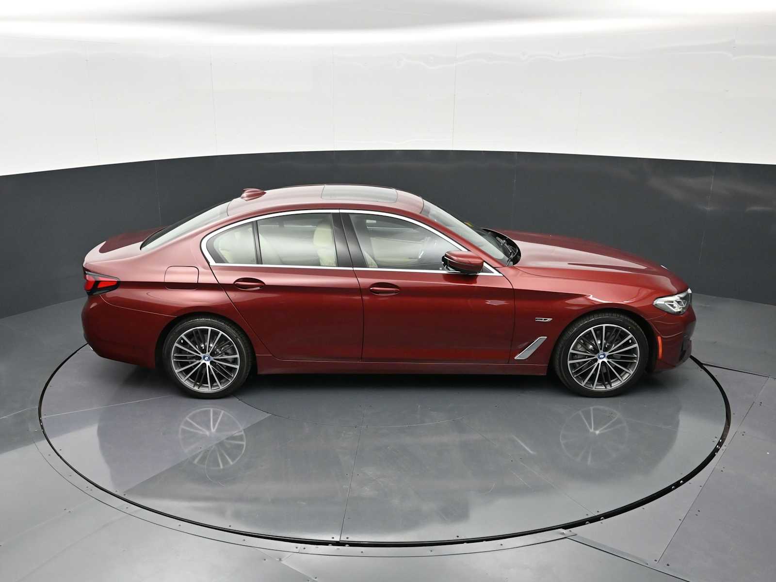 Thumbnail: 2023 BMW 5 Series - 18
