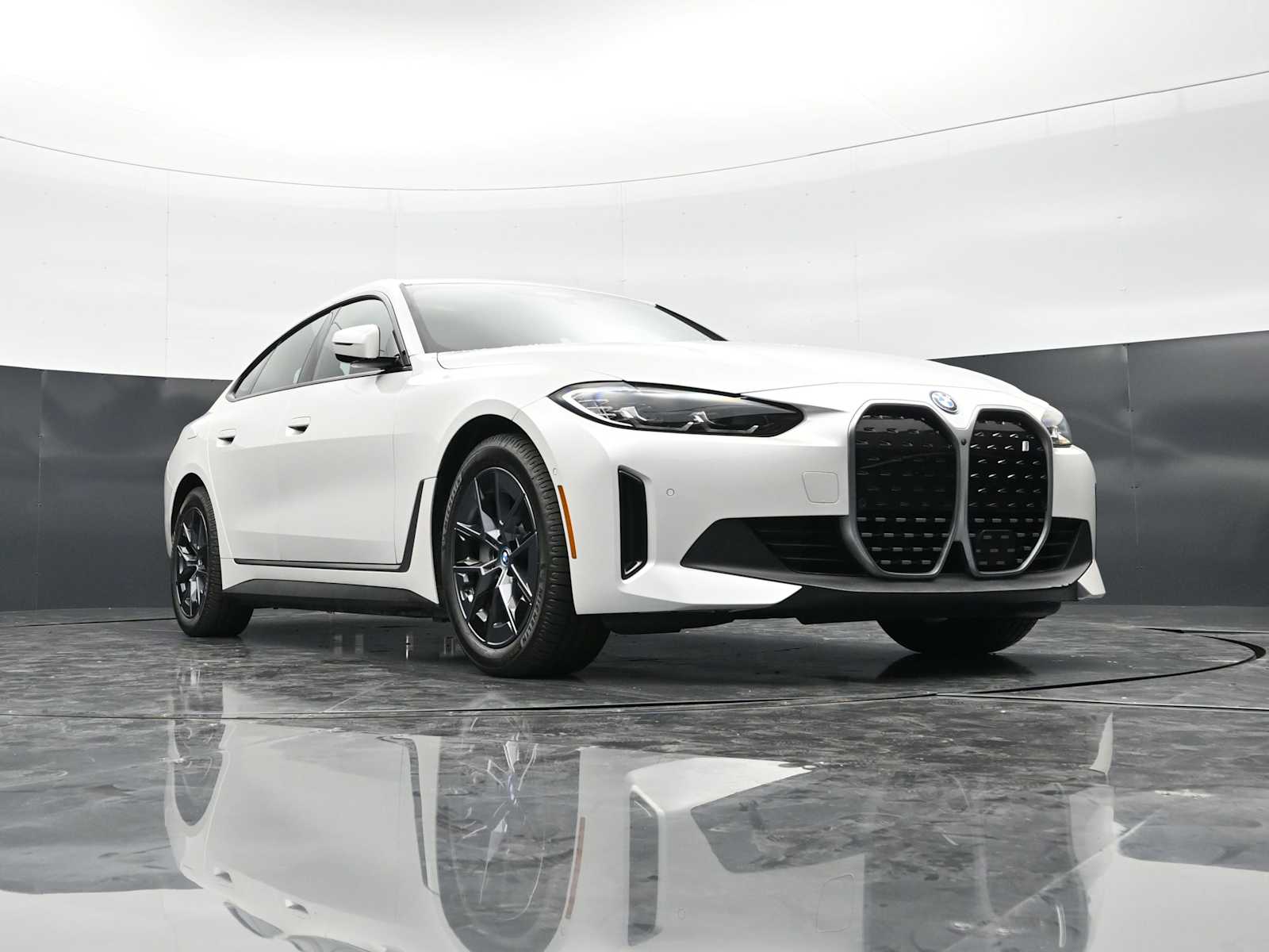 Thumbnail: 2023 BMW i4 - 19