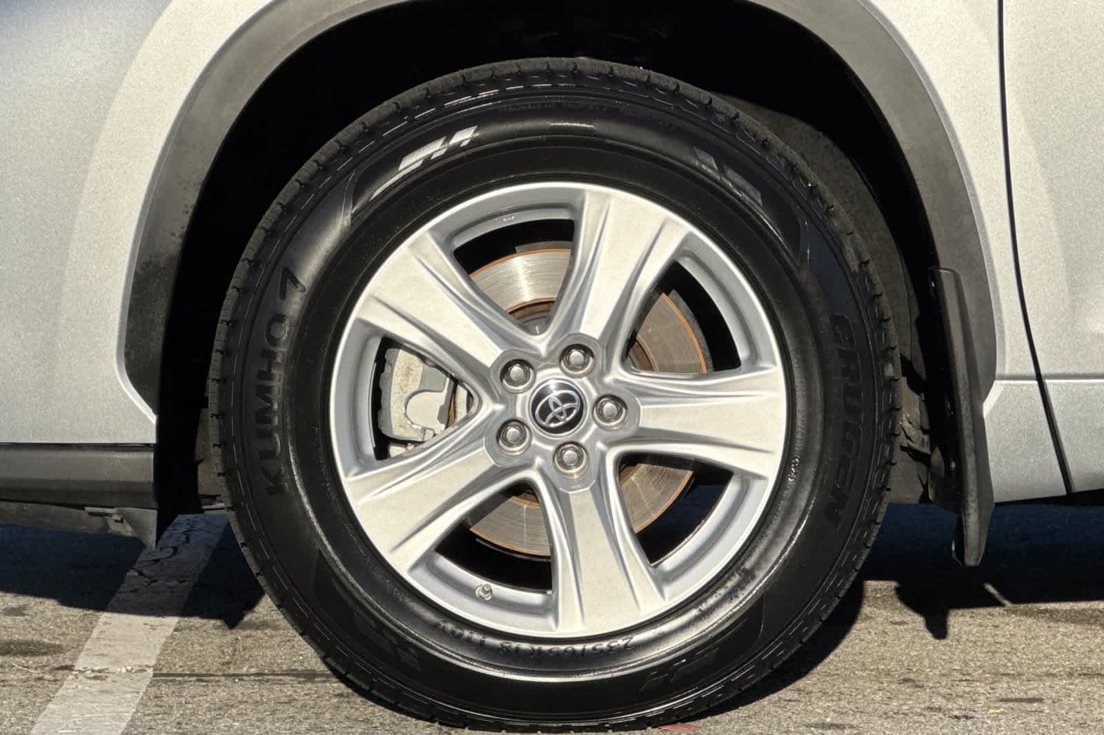 Thumbnail: 2023 Toyota Highlander - 32