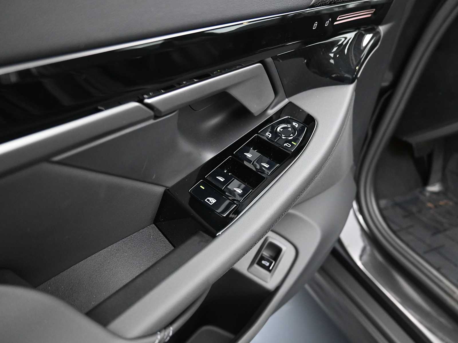 Thumbnail: 2026 BMW 5 Series - 9