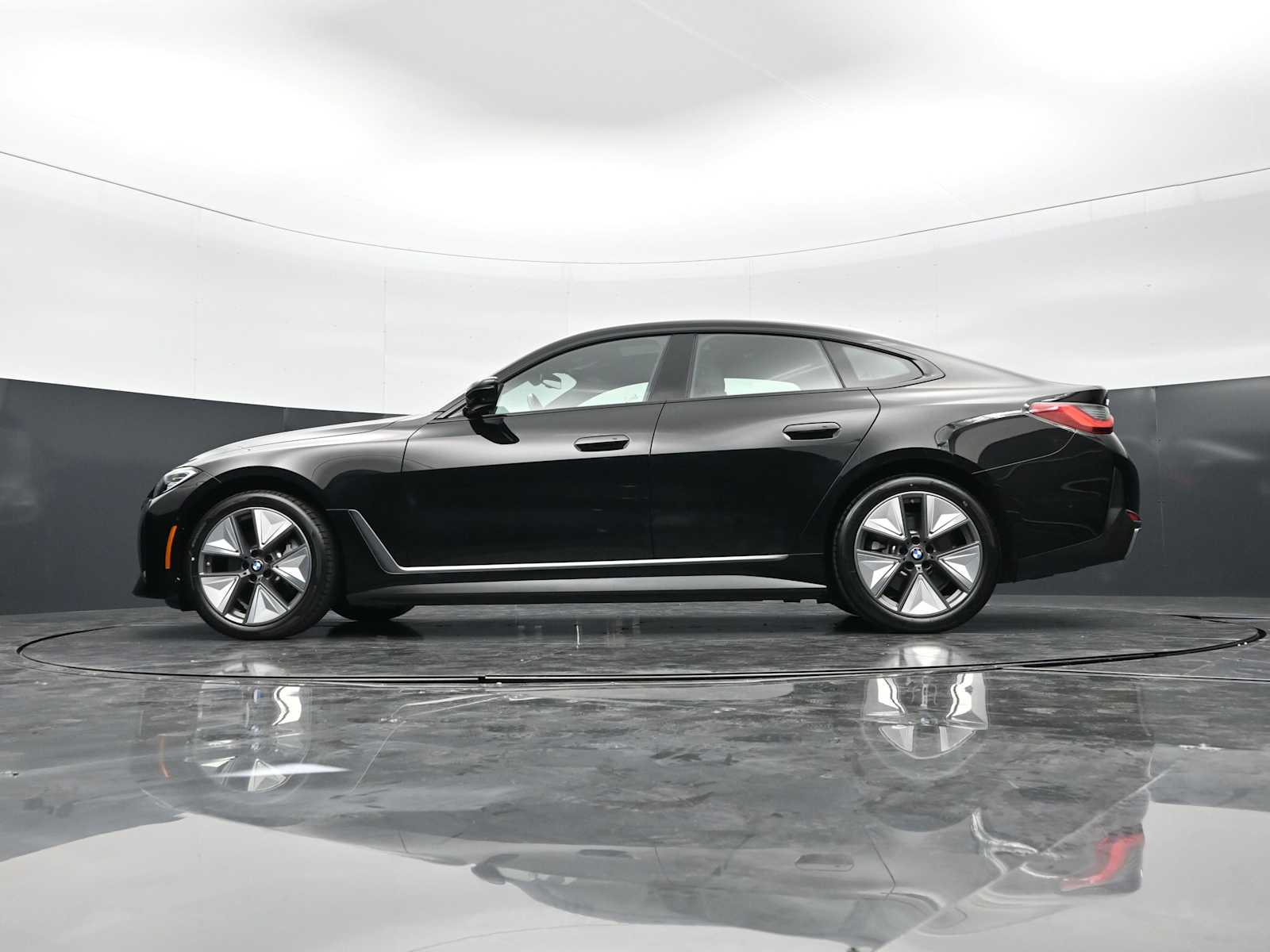 Thumbnail: 2023 BMW i4 - 31