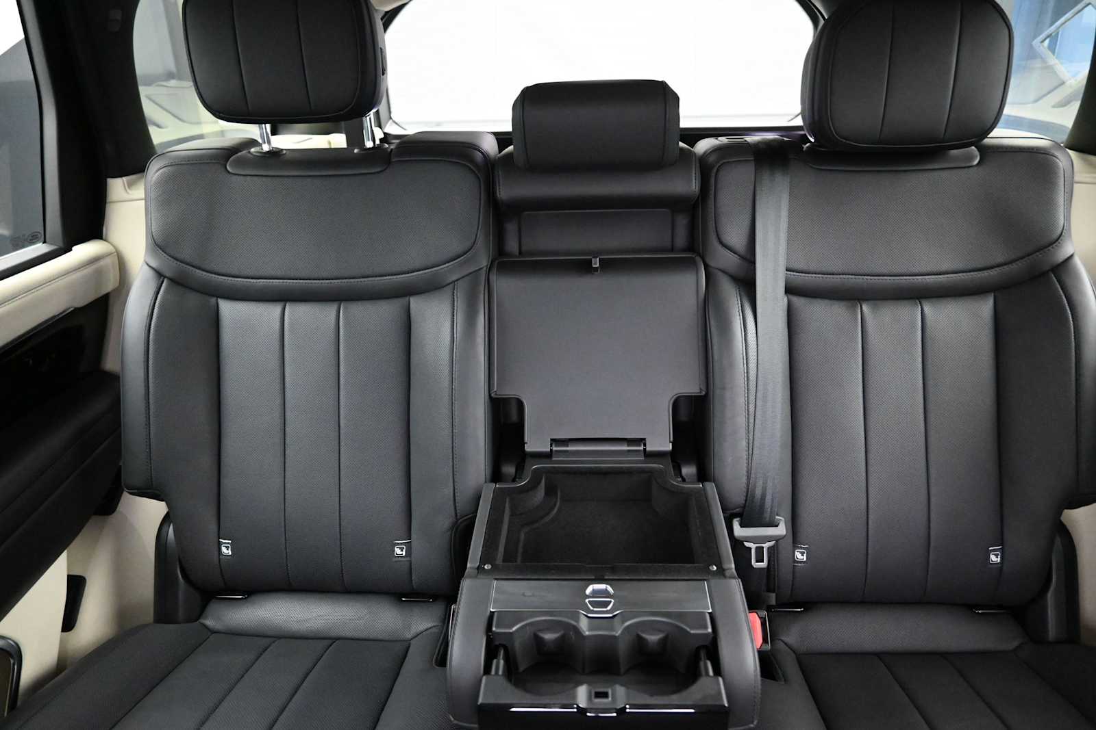 2023 Land Rover Range Rover SE - Photo 18
