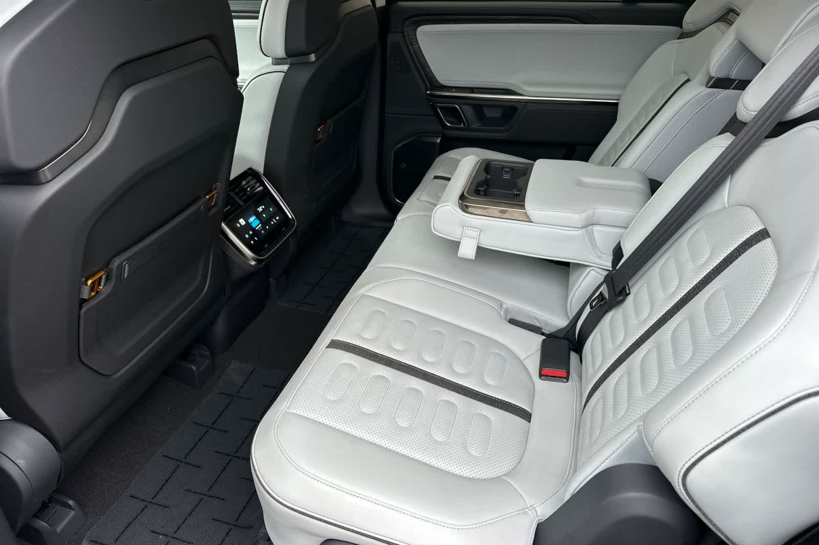 Thumbnail: 2023 Rivian R1S - 4