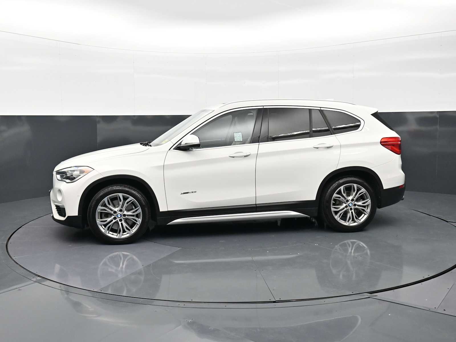Thumbnail: 2016 BMW X1 - 8