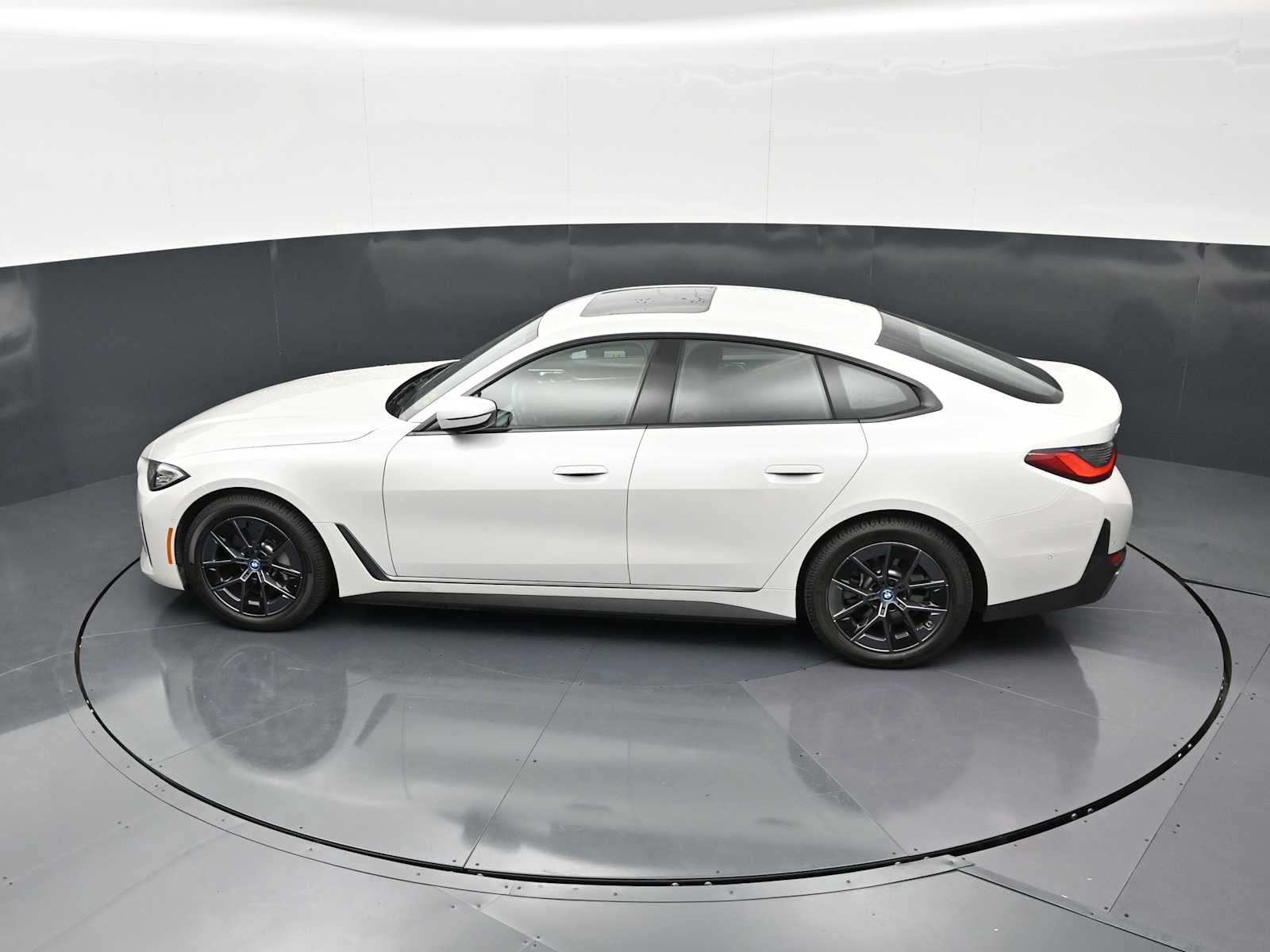 Thumbnail: 2023 BMW i4 - 16