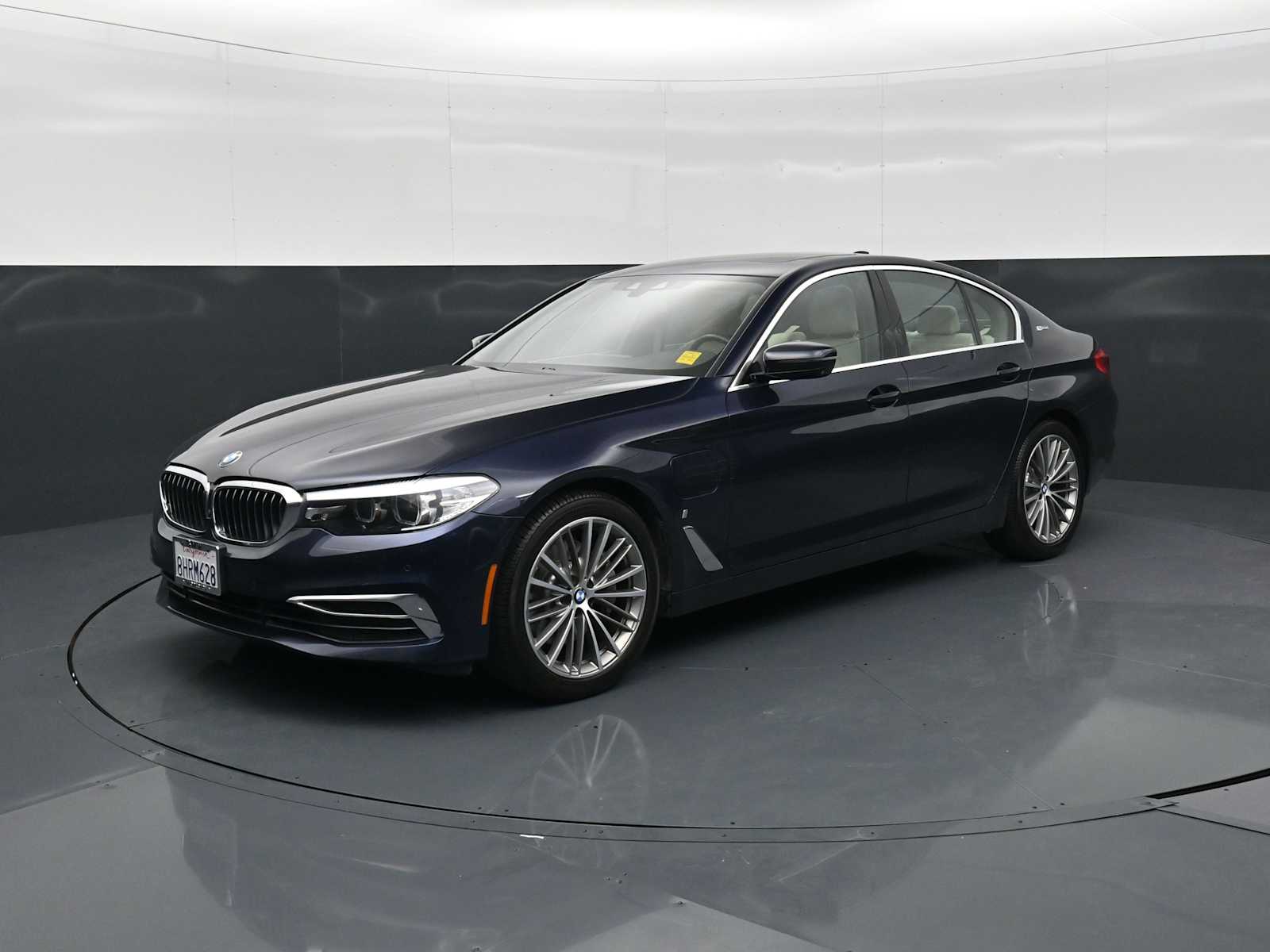 2019 BMW 5 Series 530e iPerformance Sedan's photo