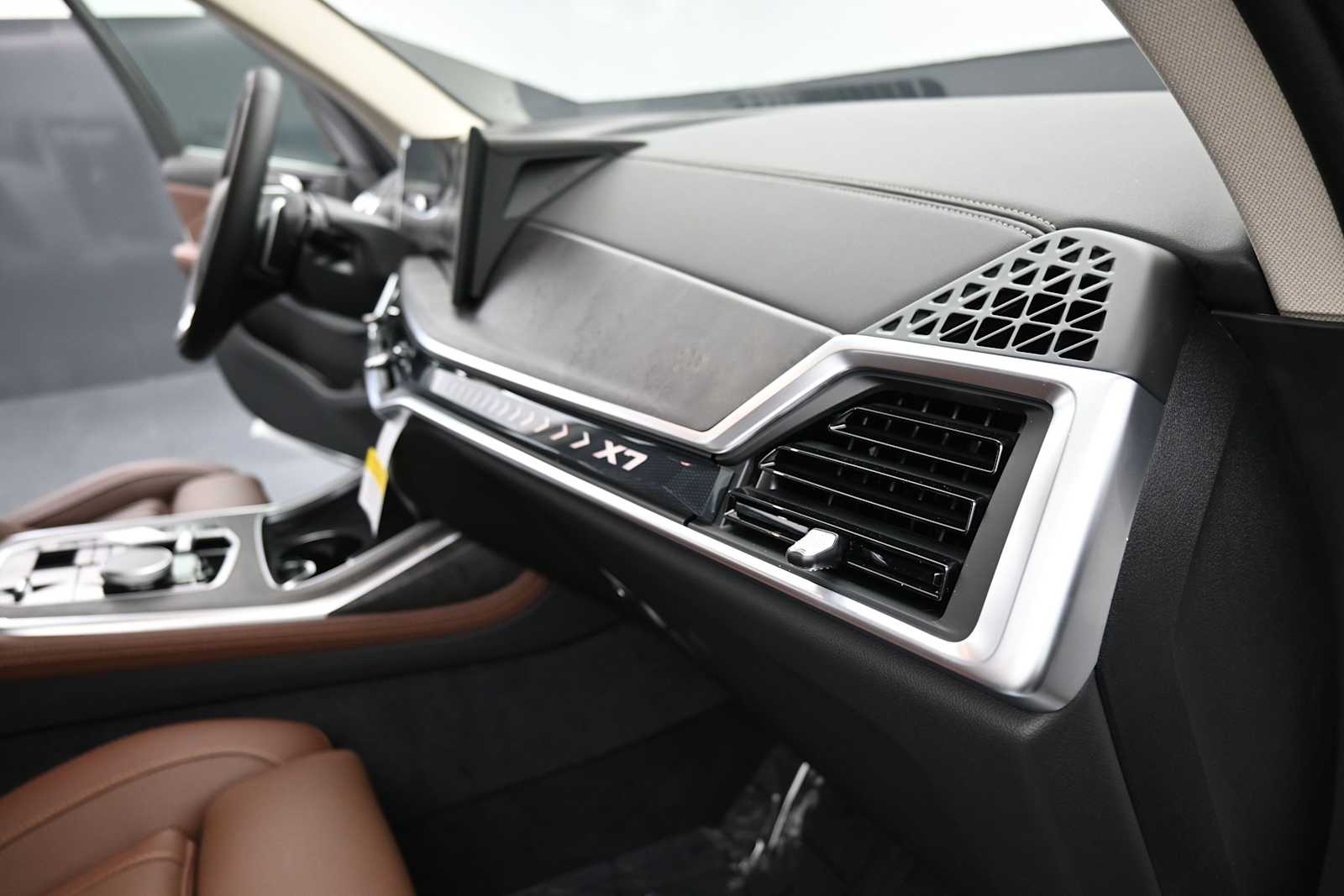 Thumbnail: 2027 BMW X7 - 16
