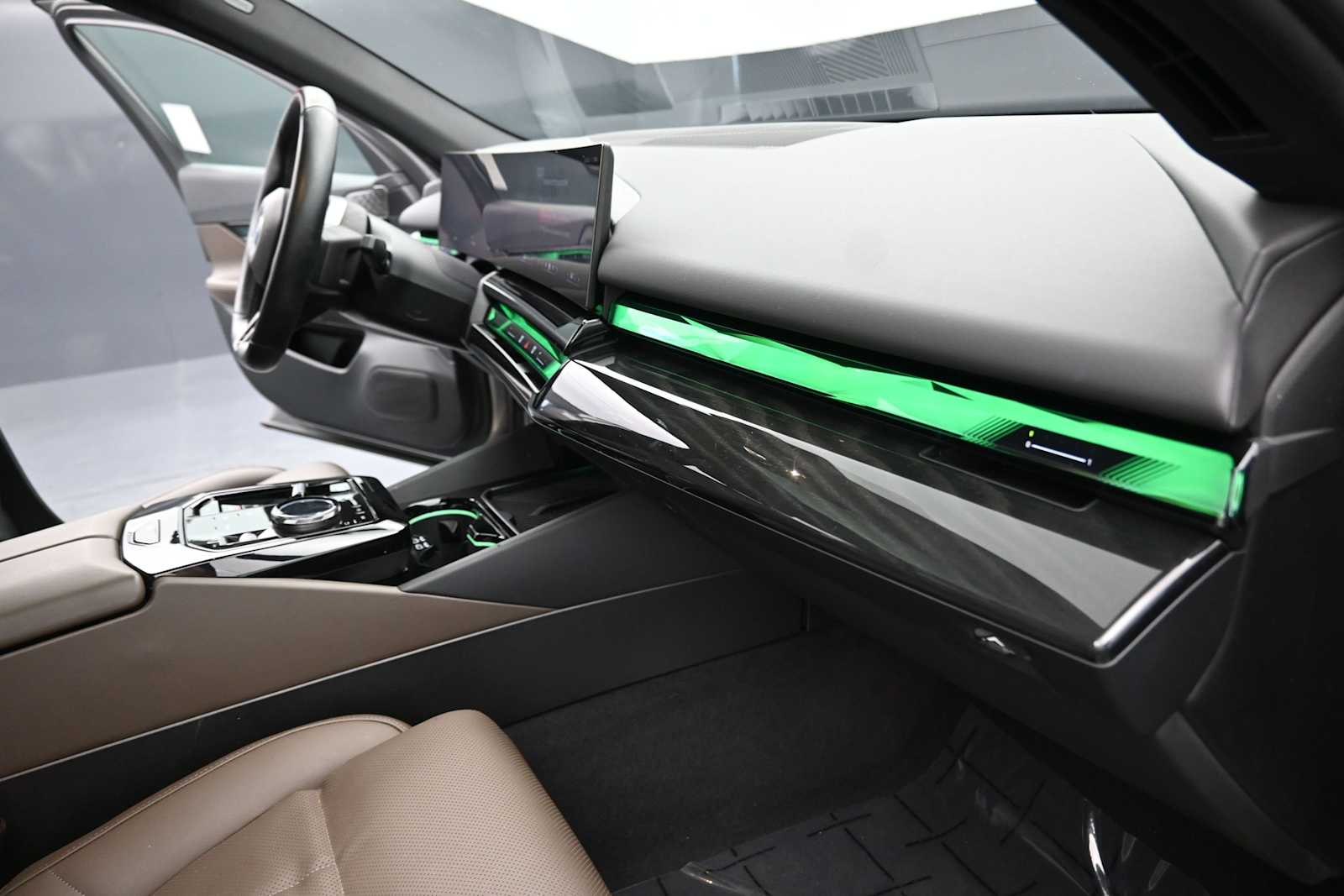 2024 BMW i5 M60 - Photo 16