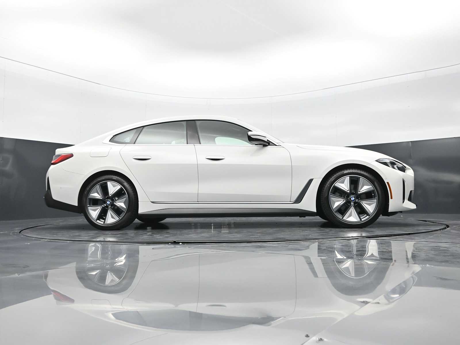 Thumbnail: 2026 BMW i4 - 28